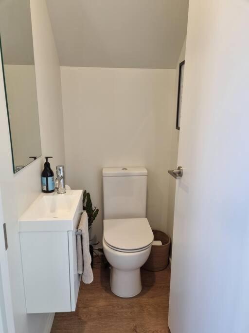Central Home With Internal Garage - Close To Cbd! Κράισττσερτς Εξωτερικό φωτογραφία